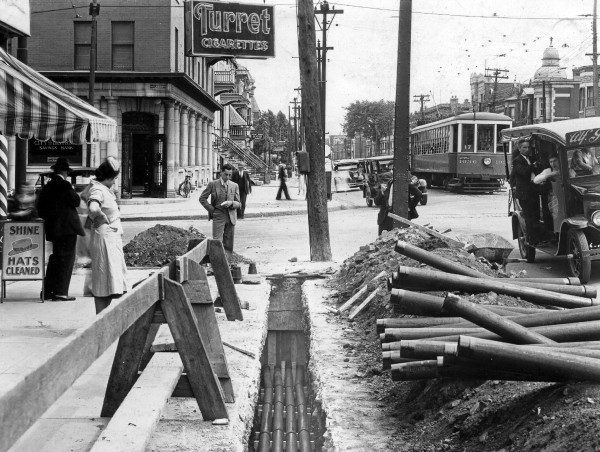 MileEnd. Intersection Avenue du Parc / Laurier. - 1933. Photographie : Ville de Montréal. VM98-Y_3P037. Archives de la Ville de Montréal.