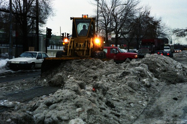 Opération de déneigement et de déglaçage : rues Fullum et Gilford. 13 janvier 1998. VM94-1998-0002-126. Archives de la Ville de Montréal.