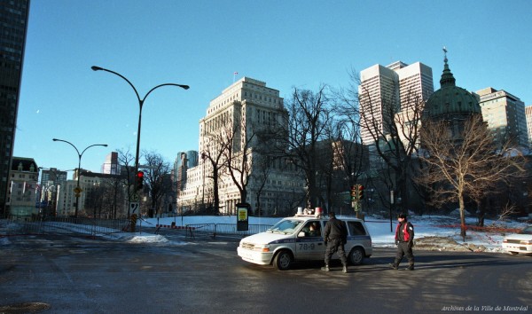 Fermeture des rues au centre ville. Place du Canada : déglaçage des toits. 14 janvier 1998. VM94-1998-0003-020. Archives de la Ville de Montréal.