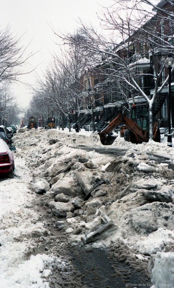 Déneigement et déglaçage suite au verglas. 20 janvier 1998. VM94-1998-0004-029. Archives de la Ville de Montréal.