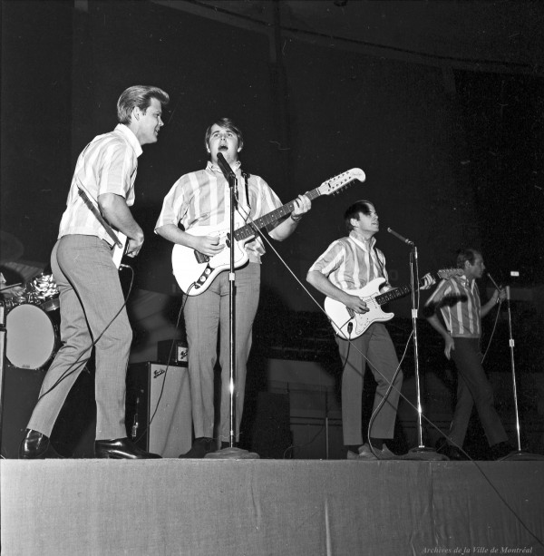 Les Beach Boys en concert à l’aréna Maurice-Richard. 19 février 1965. De gauche à droite : Glen Campbell (qui remplace Brian Wilson), Carl Wilson, Al Jardine et Mike Love. VM94-S32-008. Archives de la Ville de Montréal.