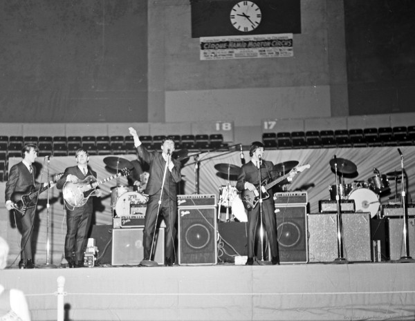 JB and the Playboys, en première partie des Beach Boys à l’aréna Maurice-Richard. 19 février 1965. De gauche à droite : Louis Atkins (basse), Bill Hill (guitare), Doug West (batterie), Allan Nicholls (chant) et Andy Kaye (guitare). VM94-S32-017. Archives de la Ville de Montréal.