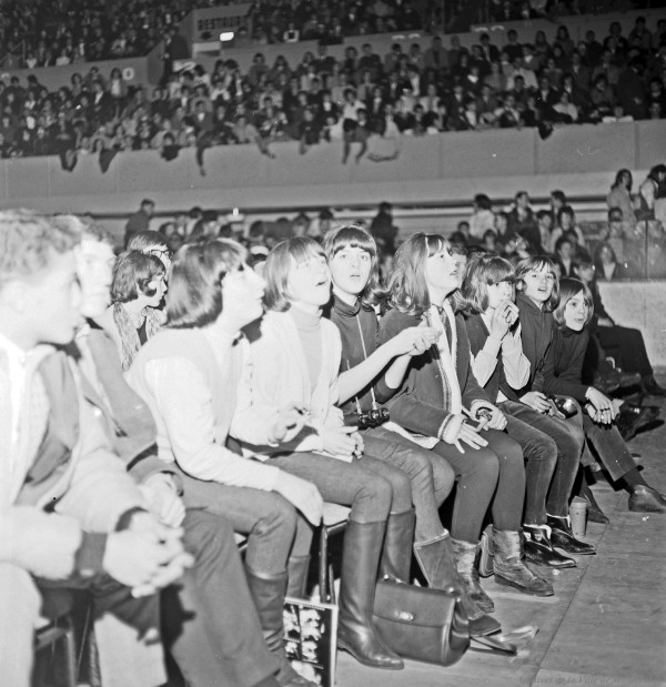 À la première rangée de l’aréna Maurice- Richard lors des premières parties du concert des Beach Boys. 19 février 1965. VM94-S32-016. Archives de la Ville de Montréal.