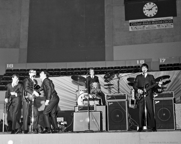 JB and the Playboys, en première partie des Beach Boys à l’aréna Maurice-Richard. 19 février 1965. De gauche à droite : Louis Atkins (basse), Bill Hill (guitare), Allan Nicholls (chant), Doug West (batterie) et Andy Kaye (guitare). VM94-S32-021. Archives de la Ville de Montréal.
