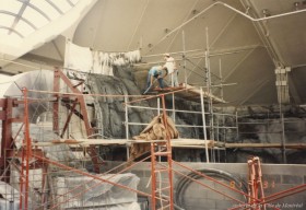 Chantier du Biodôme de Montréal; coulage du béton des murs rocheux. - 31 juillet 1991. - VM168-Y-3_10-076. - Archives de la Ville de Montréal.