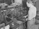 Un employé de RCA Victor imprime les disques dans des presses. 3 octobre 1944. Photo de Conrad Poirier. P48,S1,P10527. BAnQ.