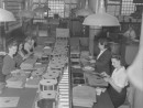 Des employées de RCA Victor insèrent les disques dans des pochettes. 3 octobre 1944. Photo de Conrad Poirier. P48,S1,P10529. BAnQ.