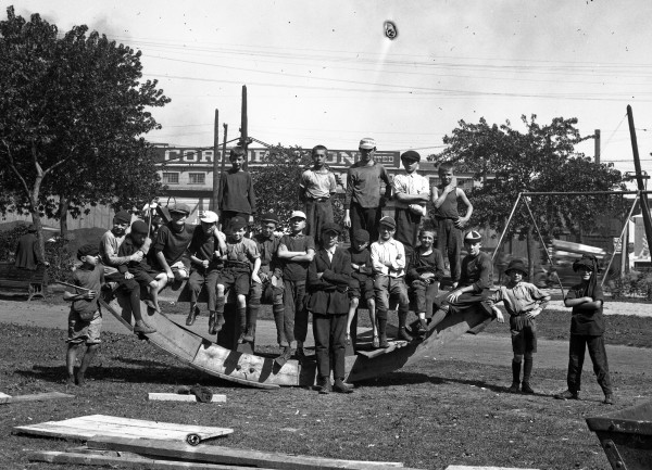 Au parc Saint-Patrick, aux abords du canal de Lachine et du pont Wellington. - 21 août 1924. Un groupe d’enfants pose sur une pièce de chantier de l'Aqueduc de Montréal. VM117-Y-1P2221 (détail). Archives de la Ville de Montréal.