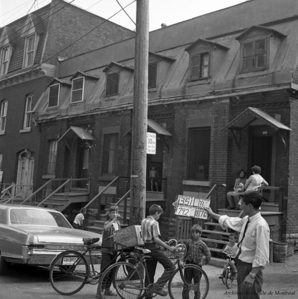 795-800 rue Saint-Martin. Maisons expropriées dans le cadre du programme de rénovation urbaine du secteur de la Petite-Bourgogne. 18 juillet 1967. VM94-C1051-003 (détail). Archives de la Ville de Montréal.