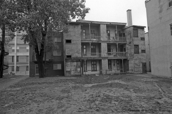 Les bâtiments résidentiels longeant la rue Saint-Antoine, avec l'édifice RCA en arrière-plan. 4 octobre 1973. VM94-U1205-008. Archives de la Ville de Montréal.