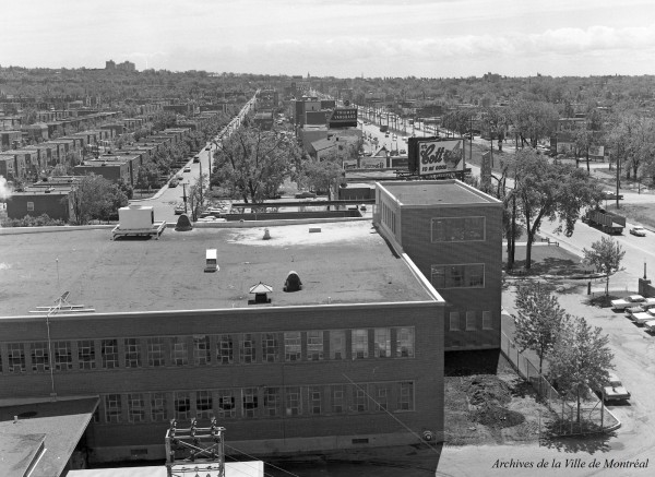Vue vers le sud de l’avenue Trans-Isalnd et du boulevard Décarie. Image prise depuis le toit de l’usine Armstrong (recouvrements de planchers), anciennement située au nord de la rue Vézina et aujourd’hui démolie. 6 juin 1961. VM105-Y-3_549-007. Archives de la Ville de Montréal.
