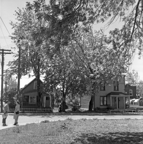 Maisons situées sur le coin sud-ouest des avenues Coolbrook et Van Horne. 6 juin 1961. VM105-Y-3_551-008. Archives de la Ville de Montréal.