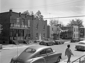 Vue vers le nord-ouest de l’avenue Coolbrook. On aperçoit les immeubles situés à partir des adresses 5318-5320. 6 juin 1961. VM105-Y-3_553-001. Archives de la Ville de Montréal.