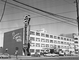 L’hôtel Capri, situé sur le coin sud-est du boulevard Décarie et de l’avenue Plamondon. 6 juin 1961. VM105-Y-3_557-009 (détail). Archives de la Ville de Montréal.