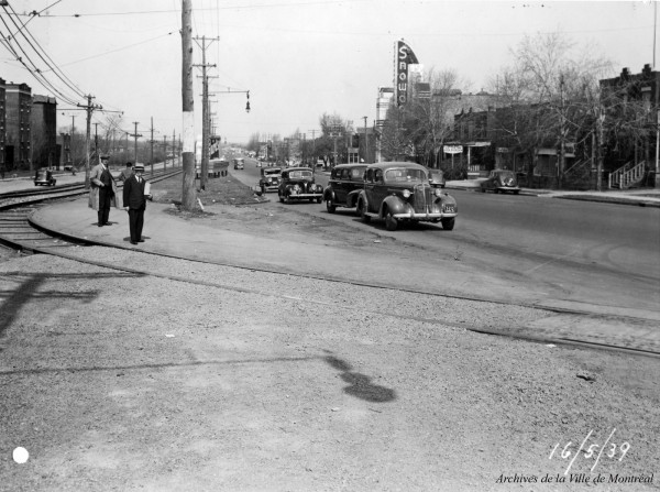 Vue vers le nord du boulevard Décarie, depuis l’intersection du chemin Queen-Mary. On aperçoit le théâtre Snowdon en arrière-plan. 16 mai 1939. VM166-R3209-2-021. Archives de la Ville de Montréal.