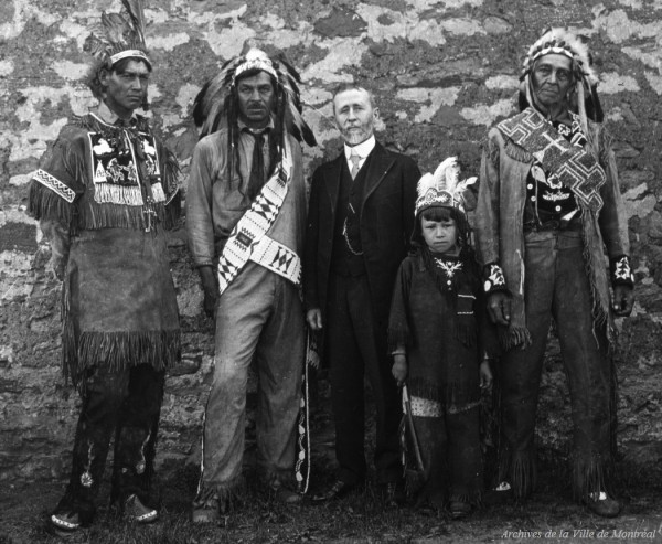Membres de la communauté de Kahnawake avec Victor Morin, photographie d’Edgar Gariépy, début du 20e siècle. Archives de la Ville de Montréal, BM042-Y-1-P1281.