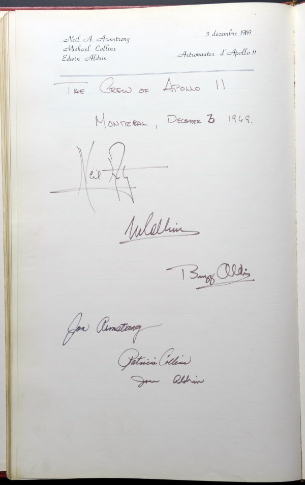 Signature du livre d'or de la Ville de Montréal par les astronautes d'Apollo 11 et leurs épouses, 3 décembre 1969, Archives de la Ville de Montréal, VM001-12-D12