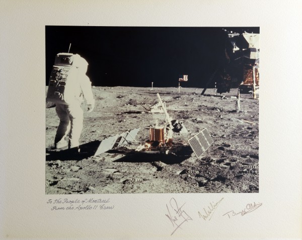 Photographie des astronautes sur la Lune, dédiée à la population de Montréal et autographiée par les trois astronautes, remise au maire Jean Drapeau, 3 décembre 1969