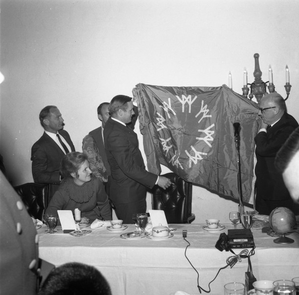 Le maire Jean Drapeau remet le drapeau de Terre des Hommes à Neil Armstrong, 3 décembre 1969. Archives de la Ville de Montréal, VM94-E2515-012