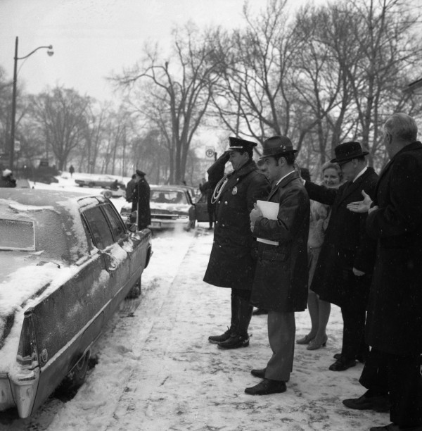 Le départ vers l'aéroport, 3 décembre 1969. Archives de la Ville de Montréal, VM94-E2515-062