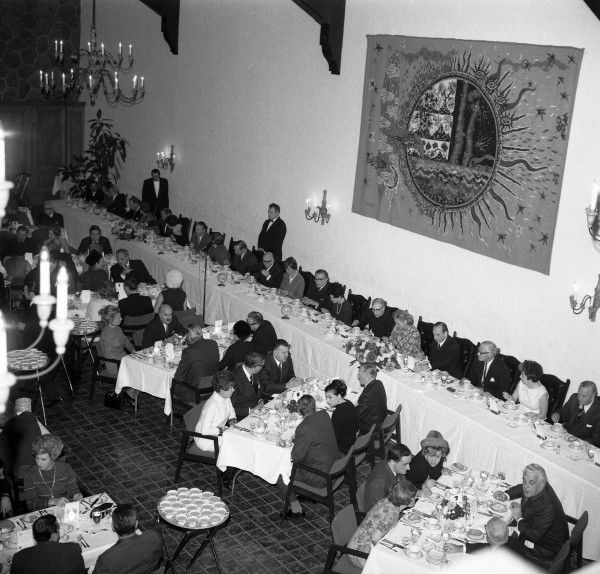 Vue des convives au restaurant Hélène-de-Champlain, 3 décembre 1969. Archives de la Ville de Montréal, VM94-E2515-077