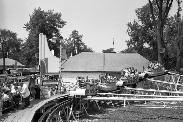 Au parc Belmont : dans les manèges. Juillet 1953. VM105-Y-2_011-007. Archives de la Ville de Montréal.