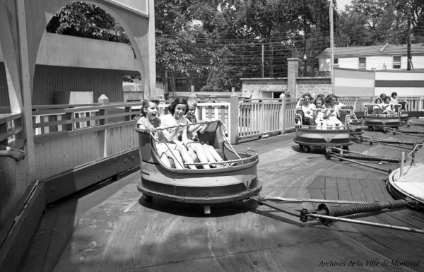 Au parc Belmont : dans les manèges. Juillet 1953. VM105-Y-2_011-001. Archives de la Ville de Montréal.