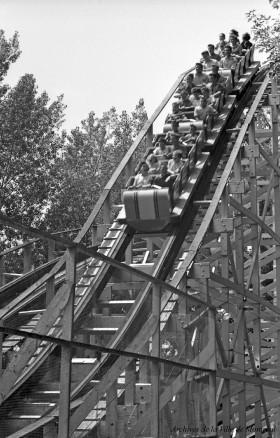 Au parc Belmont : dans les montagnes russes (le Cyclone), en service de 1923 à 1983. Juillet 1953. VM105-Y-2_011-029. Archives de la Ville de Montréal.