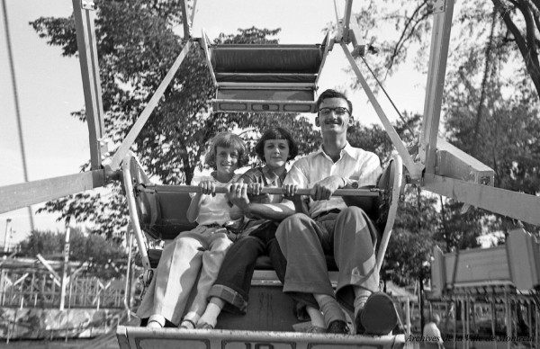 Au parc Belmont : dans la grande roue. Juillet 1953. VM105-Y-2_010-014. Archives de la Ville de Montréal.