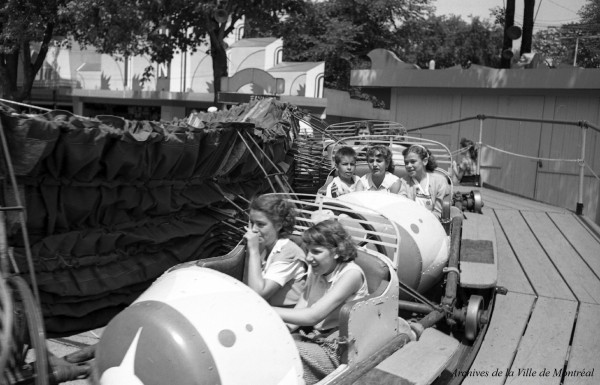 Au parc Belmont : dans les manèges. Juillet 1953. VM105-Y-2_011-040. Archives de la Ville de Montréal.