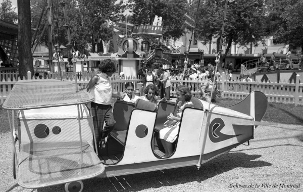 Au parc Belmont : dans les manèges. Juillet 1953. VM105-Y-2_011-037. Archives de la Ville de Montréal.