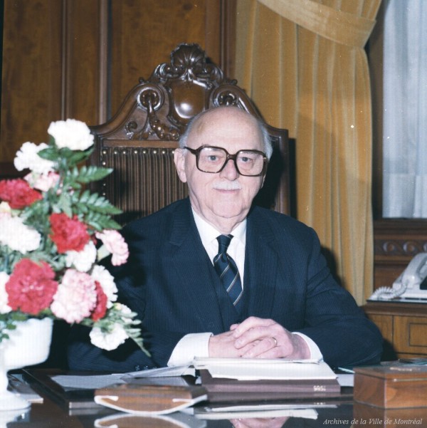 Dernière photo du maire Jean Drapeau à son bureau, photo Réjean Martel, novembre 1986, VM94-P351-4