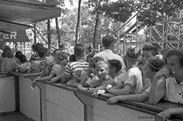 Au parc Belmont : entrée vers le Pique-nique annuel des enfants. La casquette Jet Fighter est populaire. Juillet 1953. VM105-Y-2_008-026. AVM.