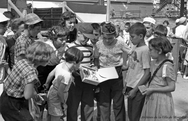 Au parc Belmont : le pistolet atomique fait des envieux. Pique-nique annuel des enfants, organisé par la Ville de Montréal. Juillet 1953. VM105-Y-2_009-025. AVM.