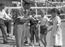 Au parc Belmont : jeux de course (avec l’œuf dans la cuillère). Pique-nique annuel des enfants, organisé par la Ville de Montréal.  Juillet 1953. VM105-Y-2_009-043 (détail). AVM.