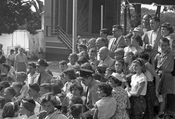 Au parc Belmont : la photo finale en compagnie du maire Camillien Houde. Pique-nique annuel des enfants, organisé par la Ville de Montréal. Juillet 1953. VM105-Y-2_008-030. AVM.