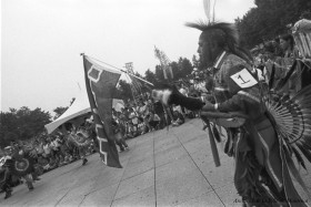 Fête des Autochtones, 1997. Archives de la Ville de Montréal, photographie 44 du reportage VM094-Y-1-22-1997-0267.