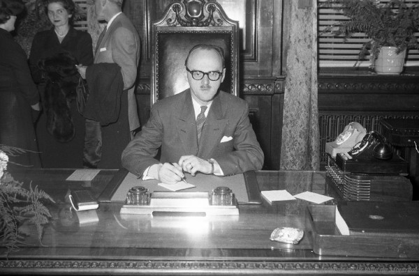 Première photo du nouveau maire Jean Drapeau à son bureau, 24 novembre 1954, VM94-Z540-11