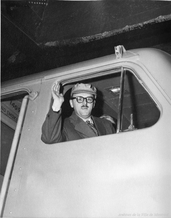 Le maire Jean Drapeau dans la locomotive d’un nouveau train du Canadien Pacifique Avril 1955