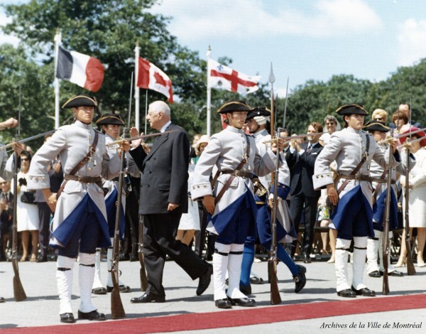 Visite de Charles de Gaulle à la compagnie Franche de la Marine, sur l’île Sainte-Hélène, en compagnie du maire Jean Drapeau. 26 juillet 1967. P100-02-4-D019-012