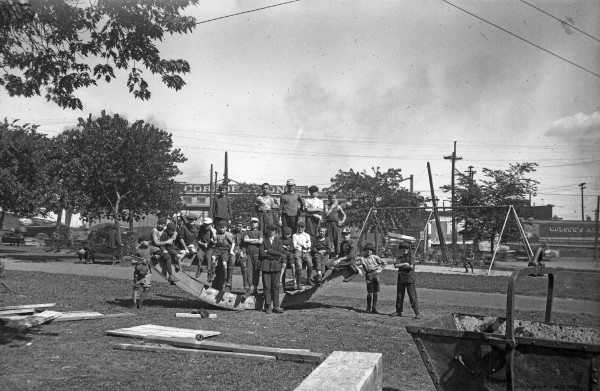 Un groupe d'enfants au square Saint-Patrick. 1924. VM117-Y-1P2221 (détail). Archives de la Ville de Montréal.