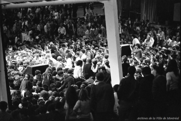 La foule envahit la scène au concert de Vanilla Fudge. - 5 juillet 1969. Photo de Gordon Beck. VM94-TDH69-183-005. Archives de la Ville de Montréal.