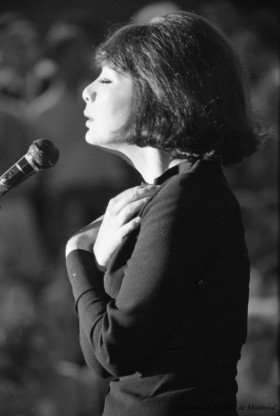Juliette Greco au Kiosque International. - 5 juillet 1969. Photo de Gordon Beck. VM94-TDH69-184-010. Archives de la Ville de Montréal.