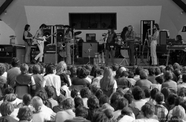 Frank Zappa avec The Mothers of Invention au Kiosque du Canada. - 17 août 1969. Photo de Gordon Beck. VM94-TDH69-282-001. Archives de la Ville de Montréal.