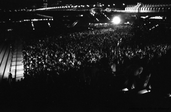Foule sur la Place des Nations. - 23 juin 1970. Photo de M. McDonald. VM94-TDH70-102-004. Archives de la Ville de Montréal.