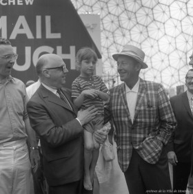 Bing Crosby en visite à Terre des Hommes. Avec le maire Jean Drapeau. – Juillet 1971. Photo de M. Hansen. VM94-TDH71-298-020. Archives de la Ville de Montréal.