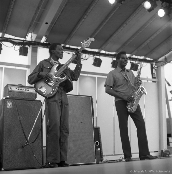 Rod Hicks et Gene Dinwiddie du Paul Butterfield Blues Band. – 2 juillet 1971. Photo de M. Hansen. VM94-TDH71-327-005. AVM.
