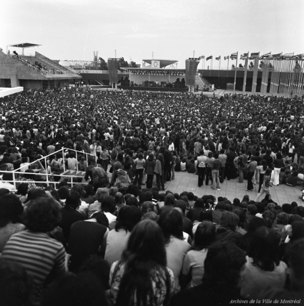 Foule sur la Place des Nations. - 16 juillet 1971. Photo de M. Hansen. VM94-TDH71-373-003. Archives de la Ville de Montréal.