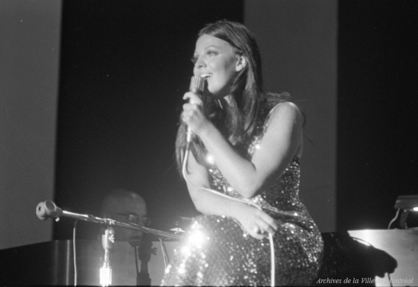 La chanteuse québécoise Michèle Richard en concert au Kiosque international. – 23 juillet 1971. Photo de M. Hansen. VM94-TDH71-394-003. Archives de la Ville de Montréal.