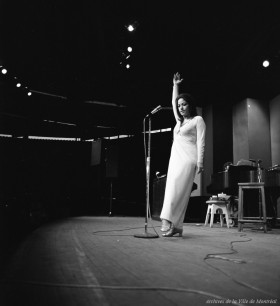 Frida Boccara au Kiosque international. - 5 août 1971. VM94-TDH71-416-005. AVM.